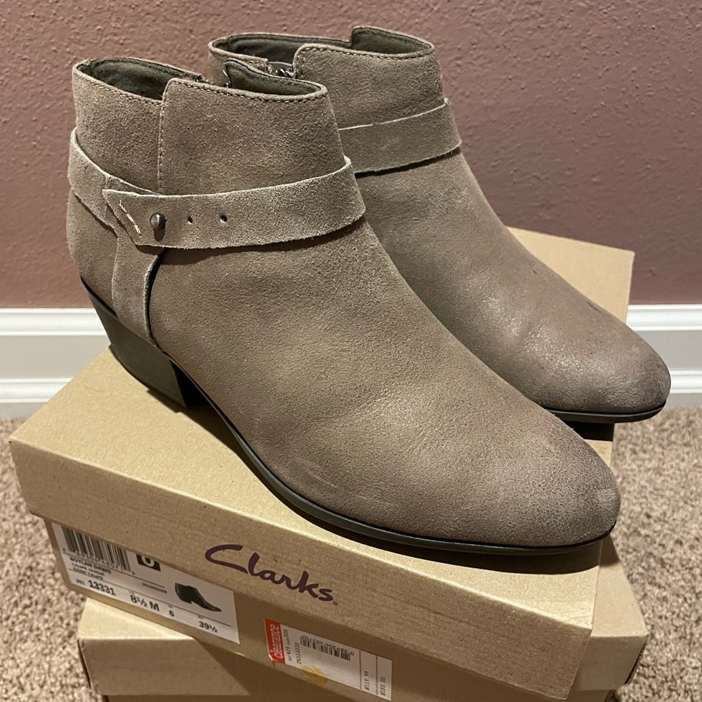 Clarks Boyland Dawn Zipper Bootie - 8.5